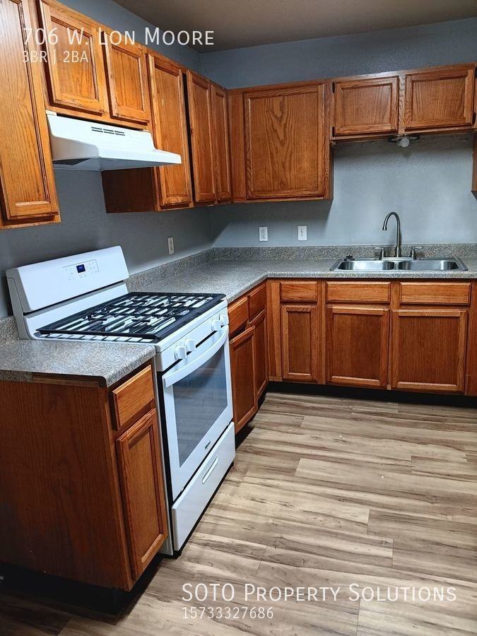 706 Lon Moore St - Photo 3 of 9