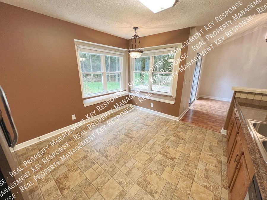 705 Cobblestone Ct - Photo 3 of 21