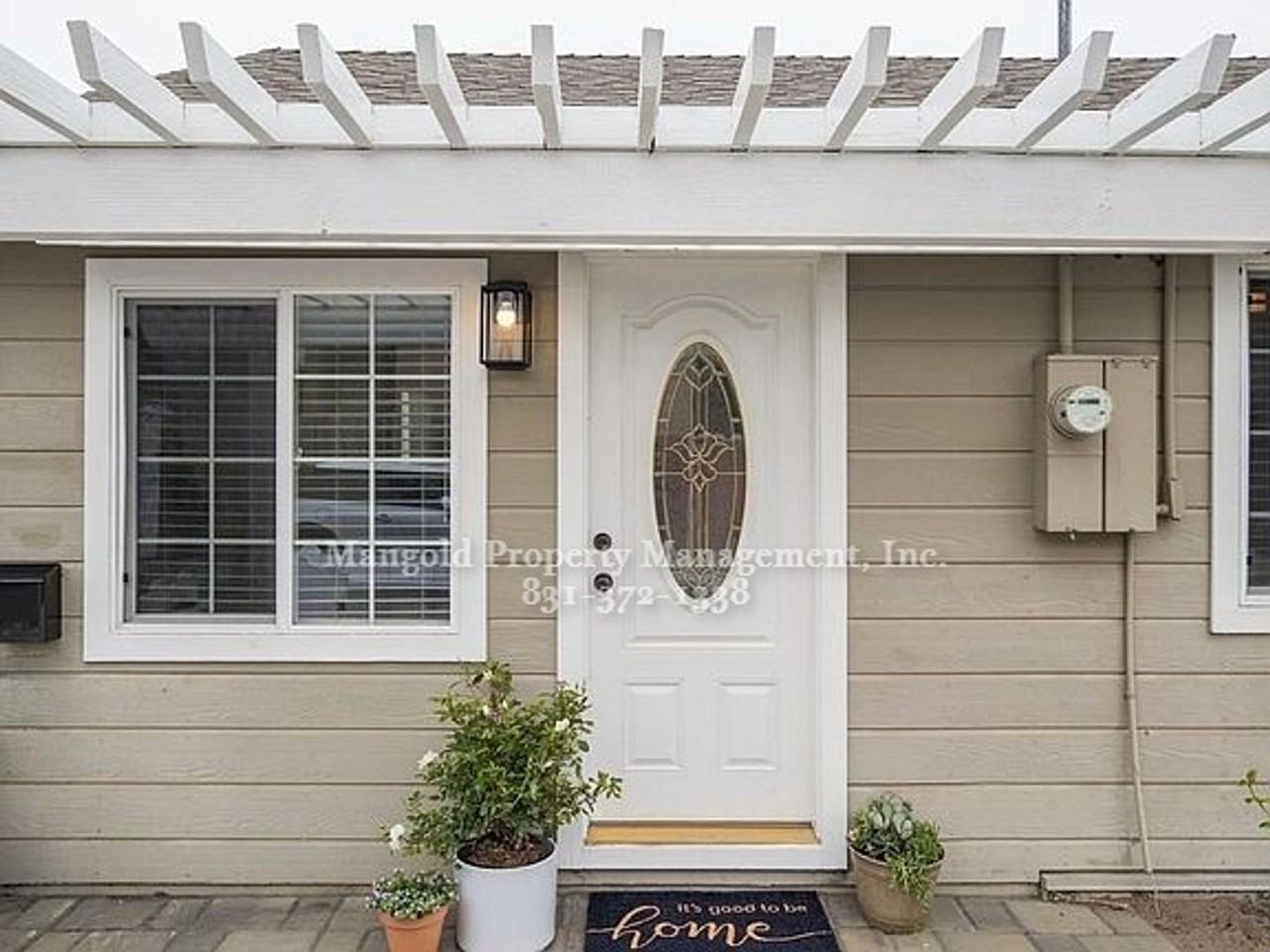 557 Robinson St - Photo 2 of 10