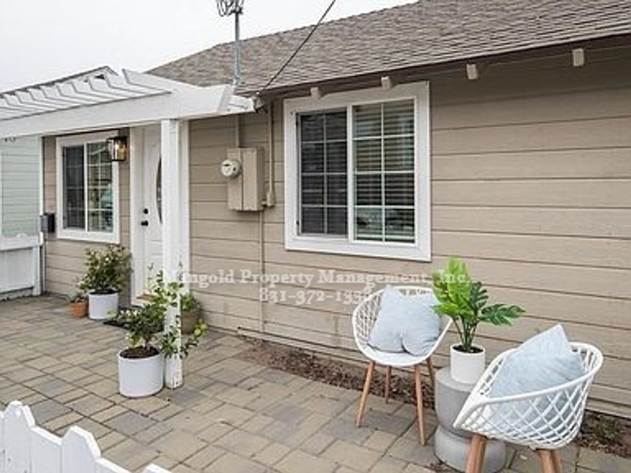 557 Robinson St - Photo 3 of 10