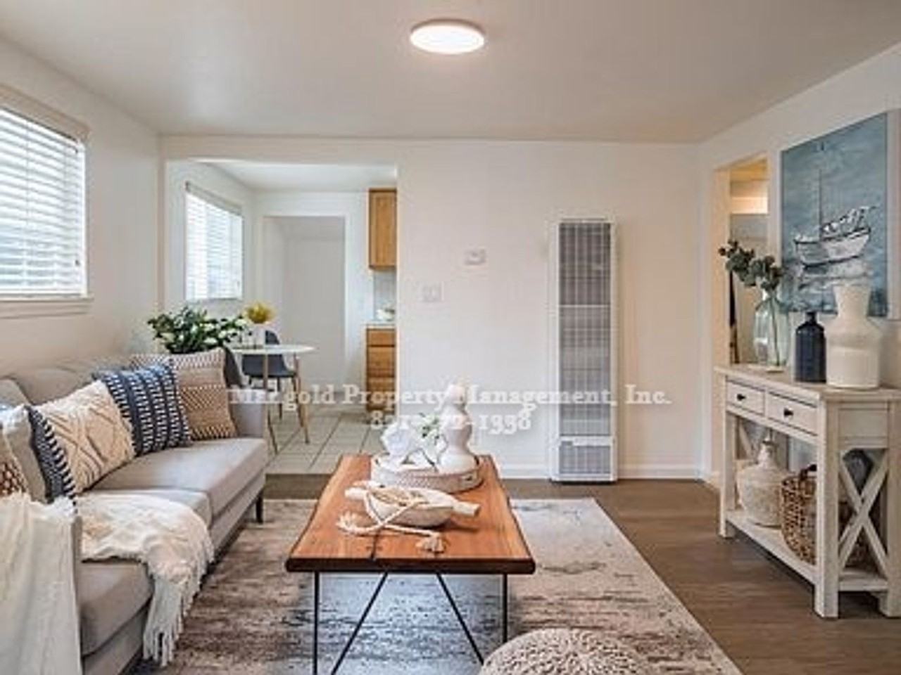 557 Robinson St - Photo 4 of 10