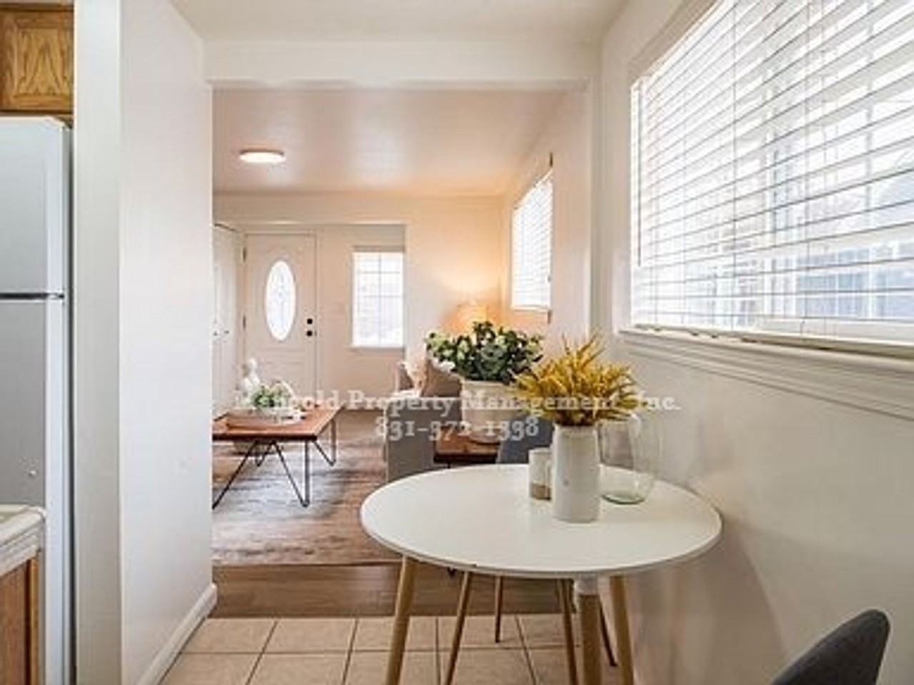 557 Robinson St - Photo 6 of 10