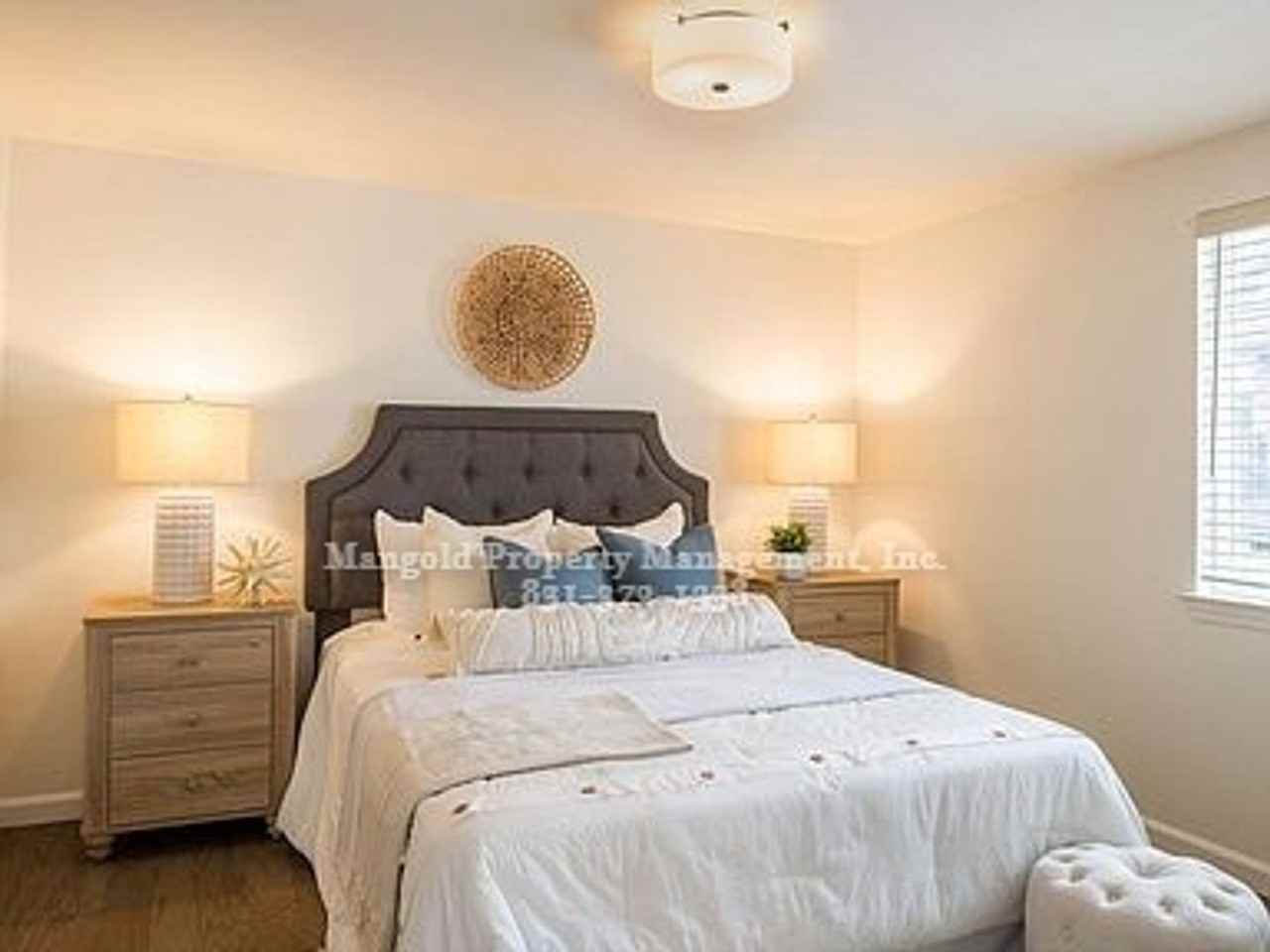557 Robinson St - Photo 7 of 10
