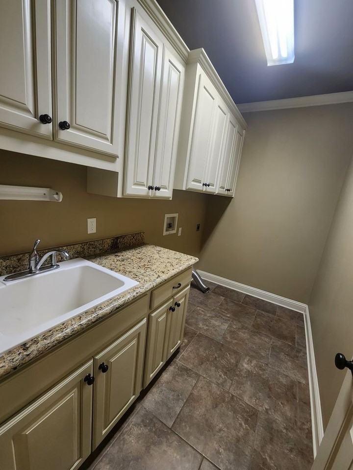 415 Antietam Dr - Photo 2 of 11