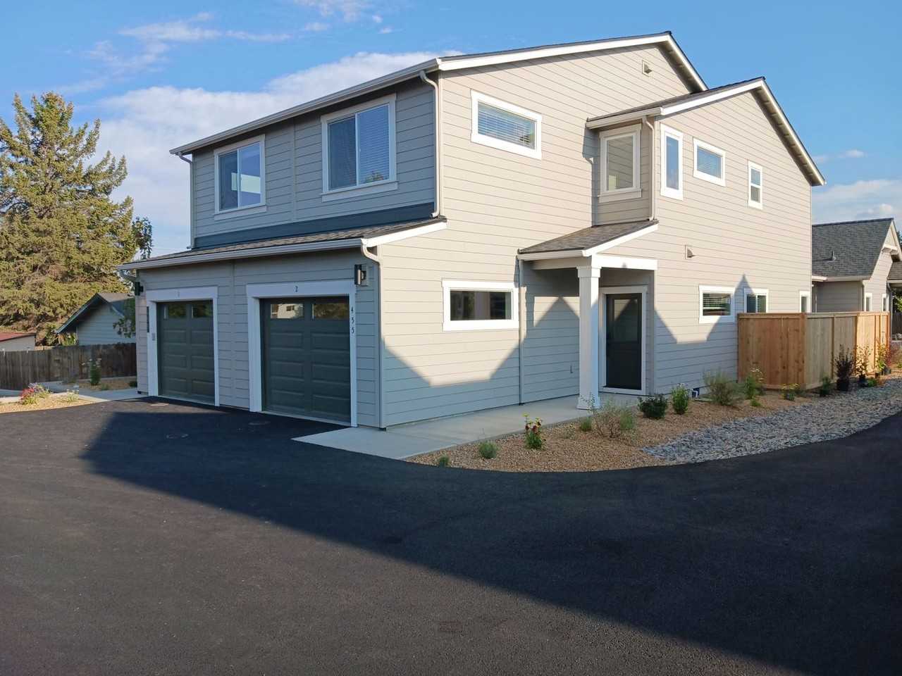 455 SW 27th - Photo 2 of 12