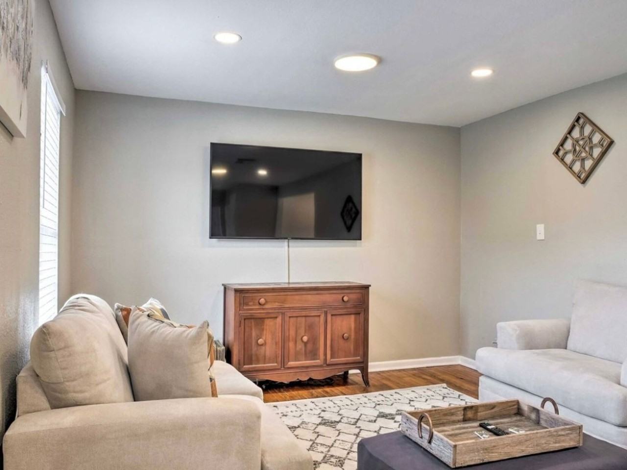 2223 Des Jardines St - Photo 2 of 21