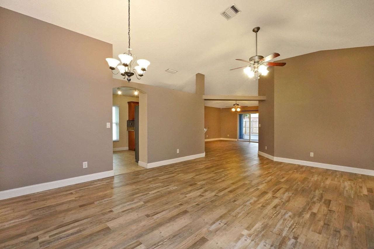 2156 Deercroft Dr - Photo 2 of 21