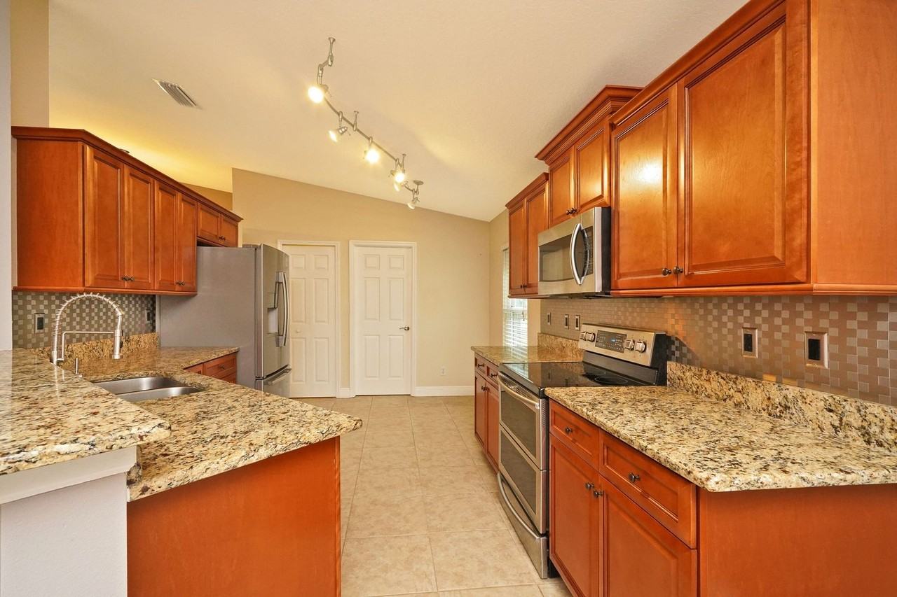 2156 Deercroft Dr - Photo 3 of 21