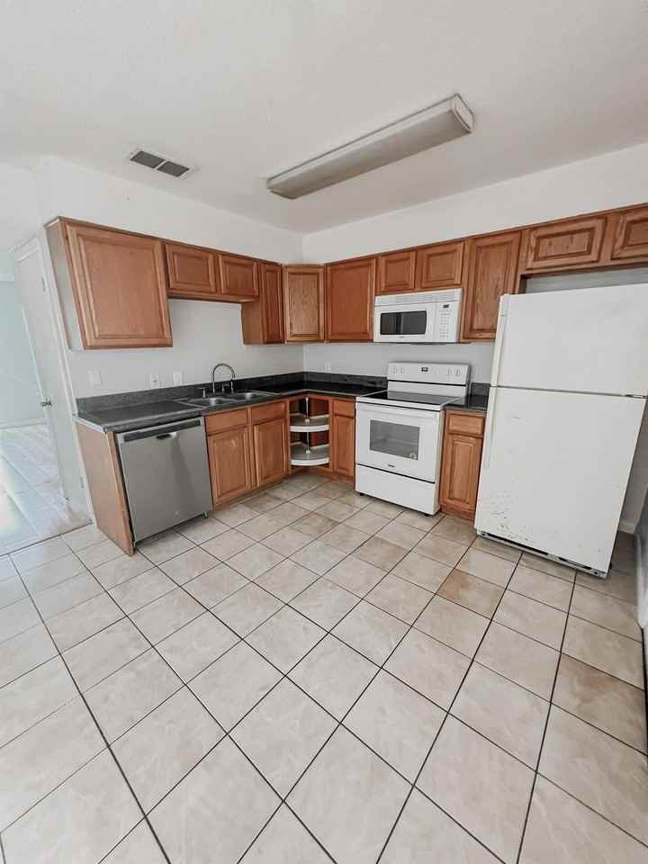611 Center Street - Photo 2 of 9