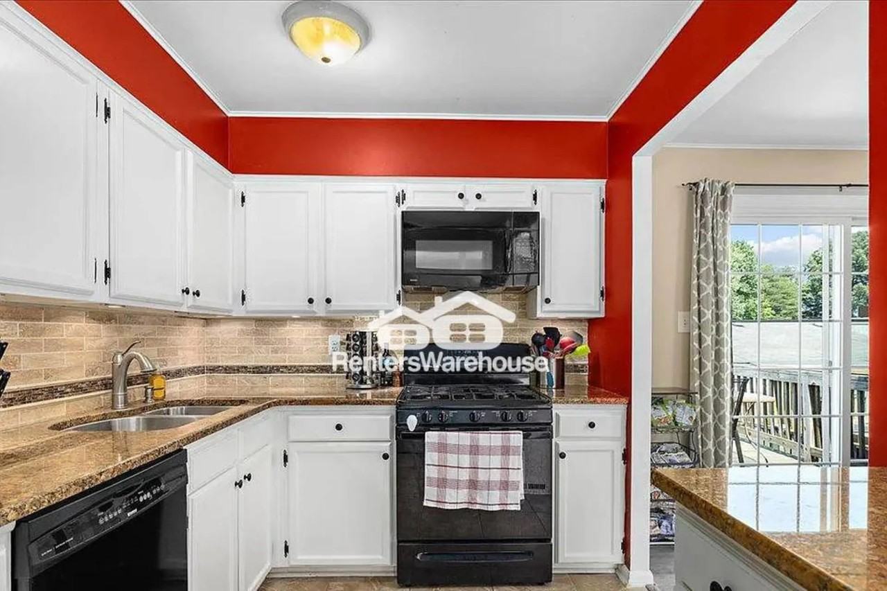 1083 Woodlawn Ave - Photo 3 of 23
