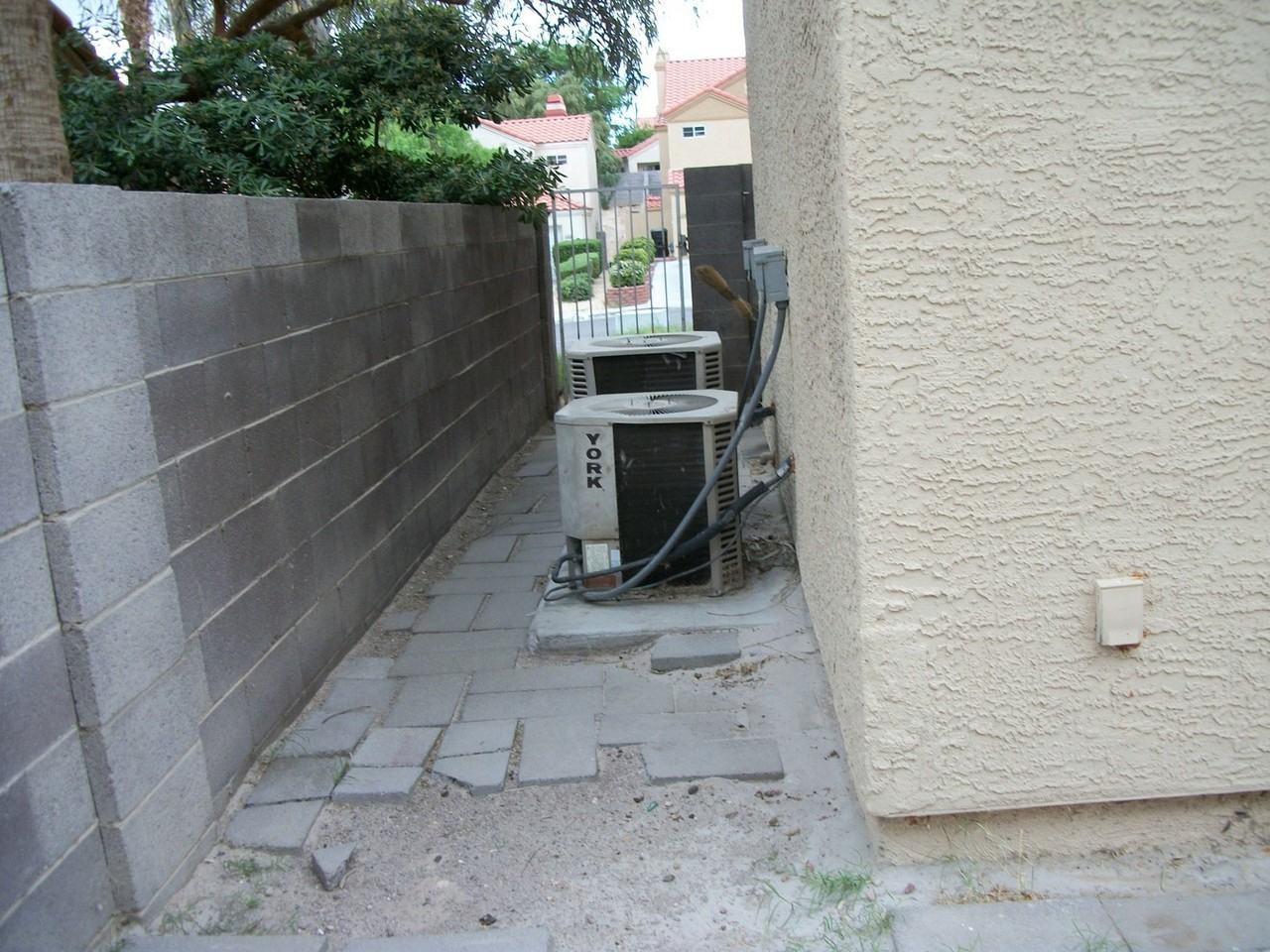 1719 Mesquite Ct - Photo 3 of 9