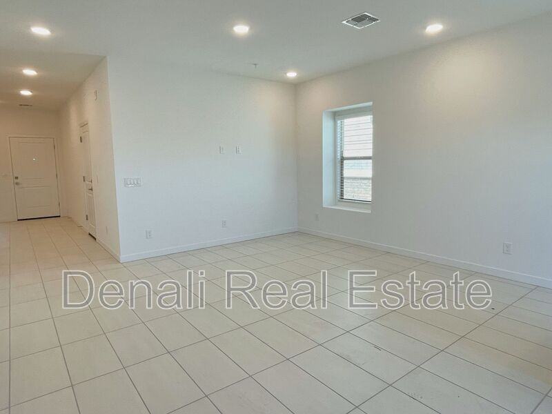 28065 North 28th Avenue - Photo 5 of 23