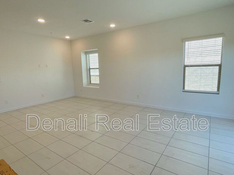 28065 North 28th Avenue - Photo 7 of 23