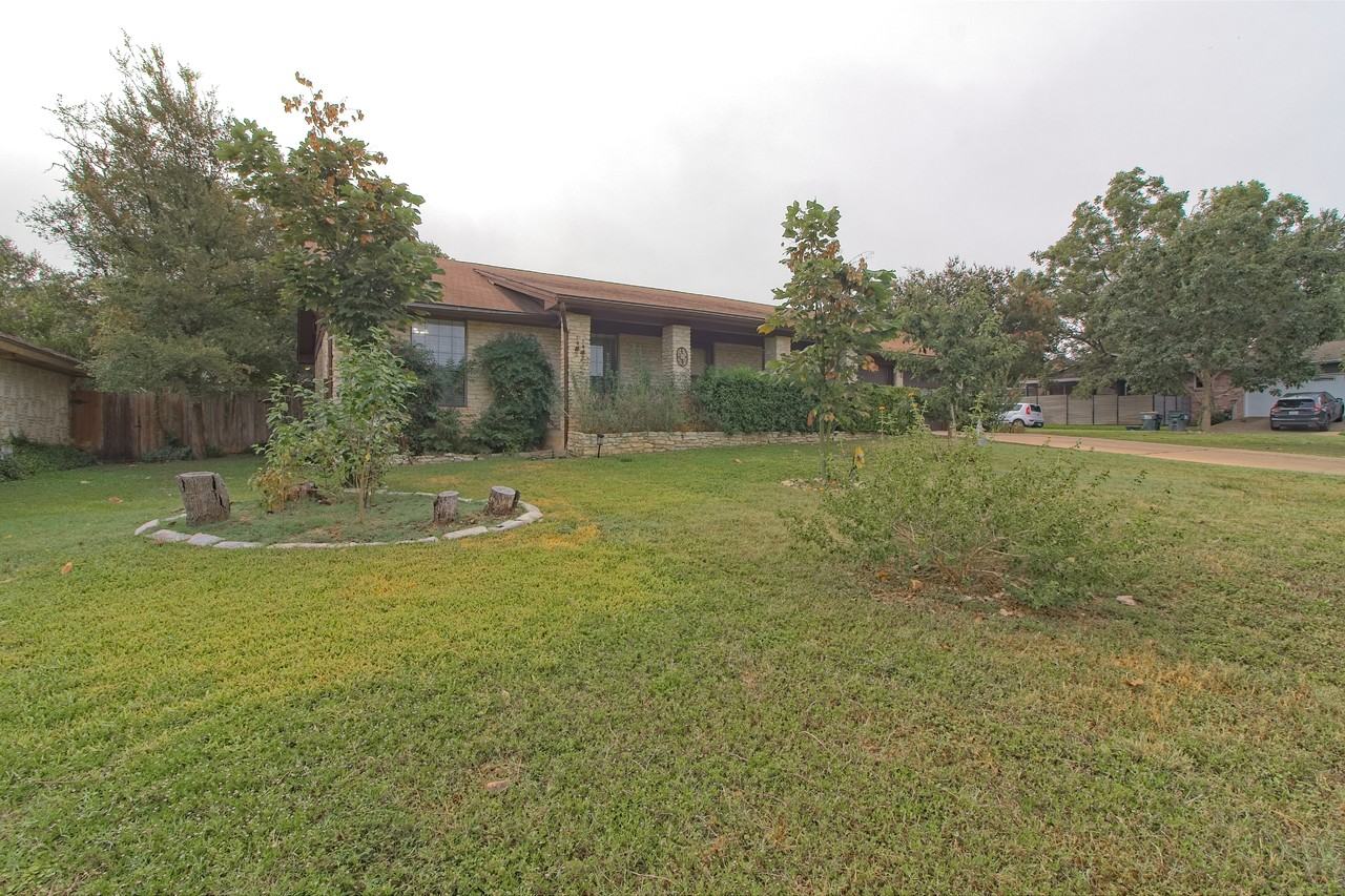 400 Deepwood Dr - Photo 4 of 37