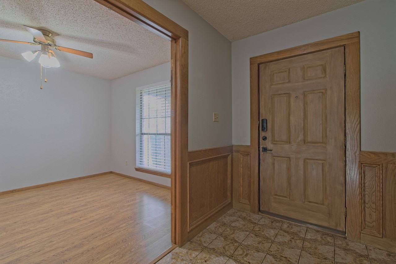 400 Deepwood Dr - Photo 7 of 37