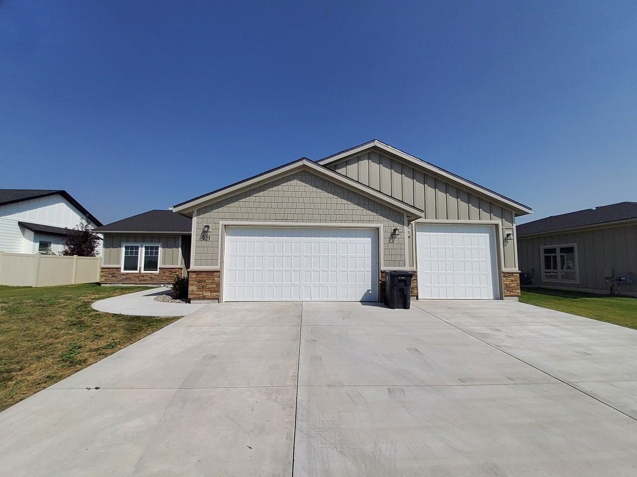 921 Thunder Mountain St - Photo 2 of 16