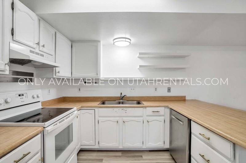 1639 Woodland Dr - Photo 2 of 21