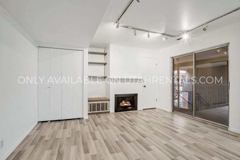 1639 Woodland Dr - Photo 4 of 21