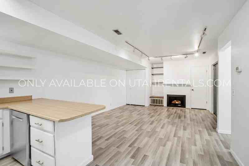 1639 Woodland Dr - Photo 3 of 21