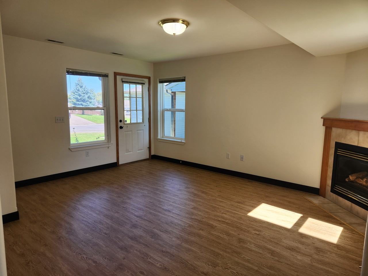 1998 Greatview Dr - Photo 3 of 12