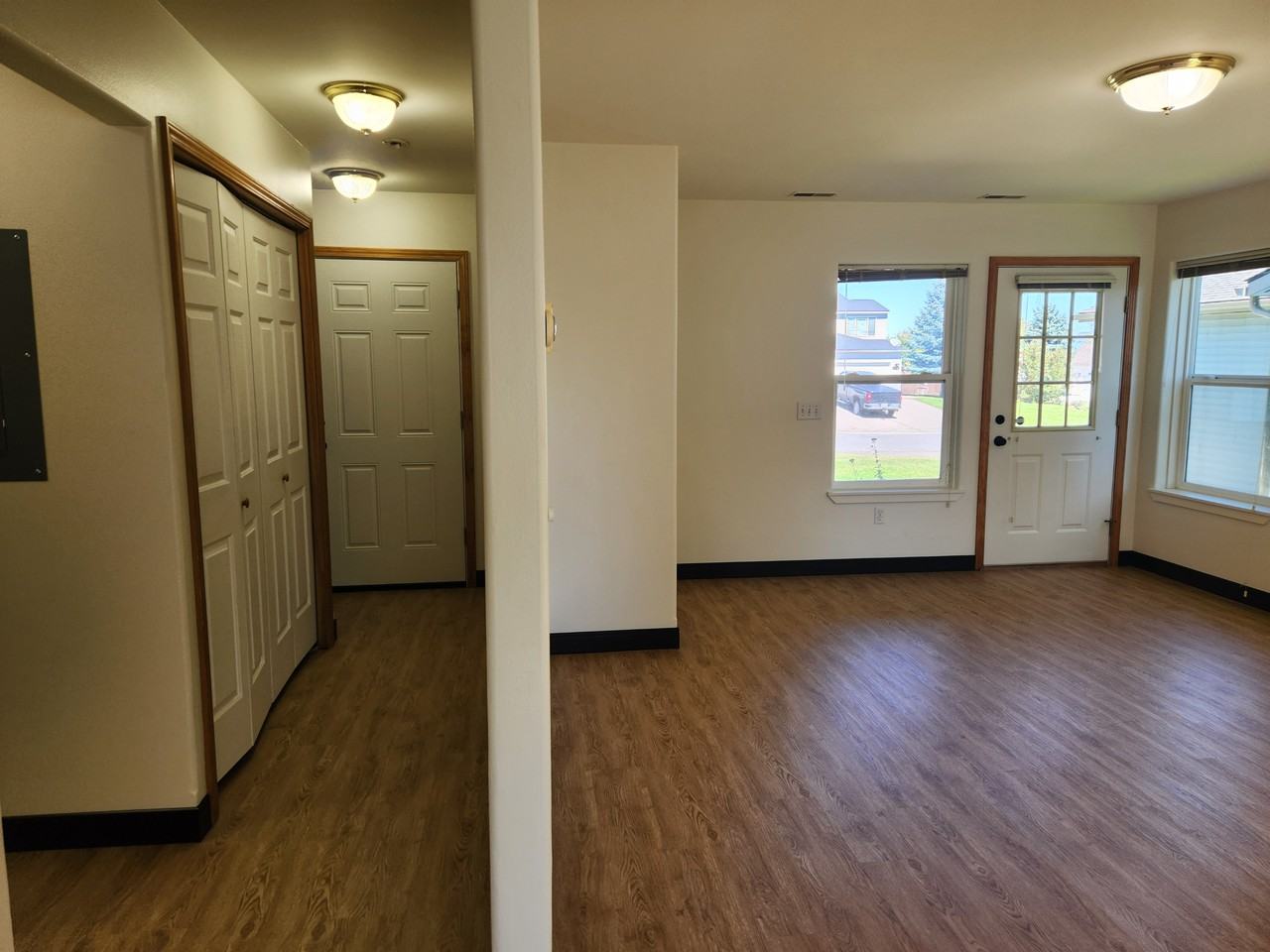 1998 Greatview Dr - Photo 4 of 12