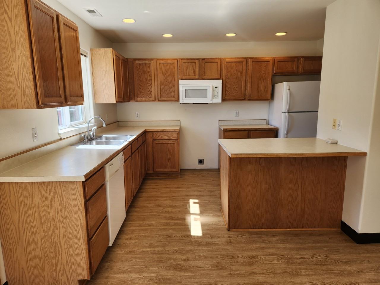 1998 Greatview Dr - Photo 5 of 12