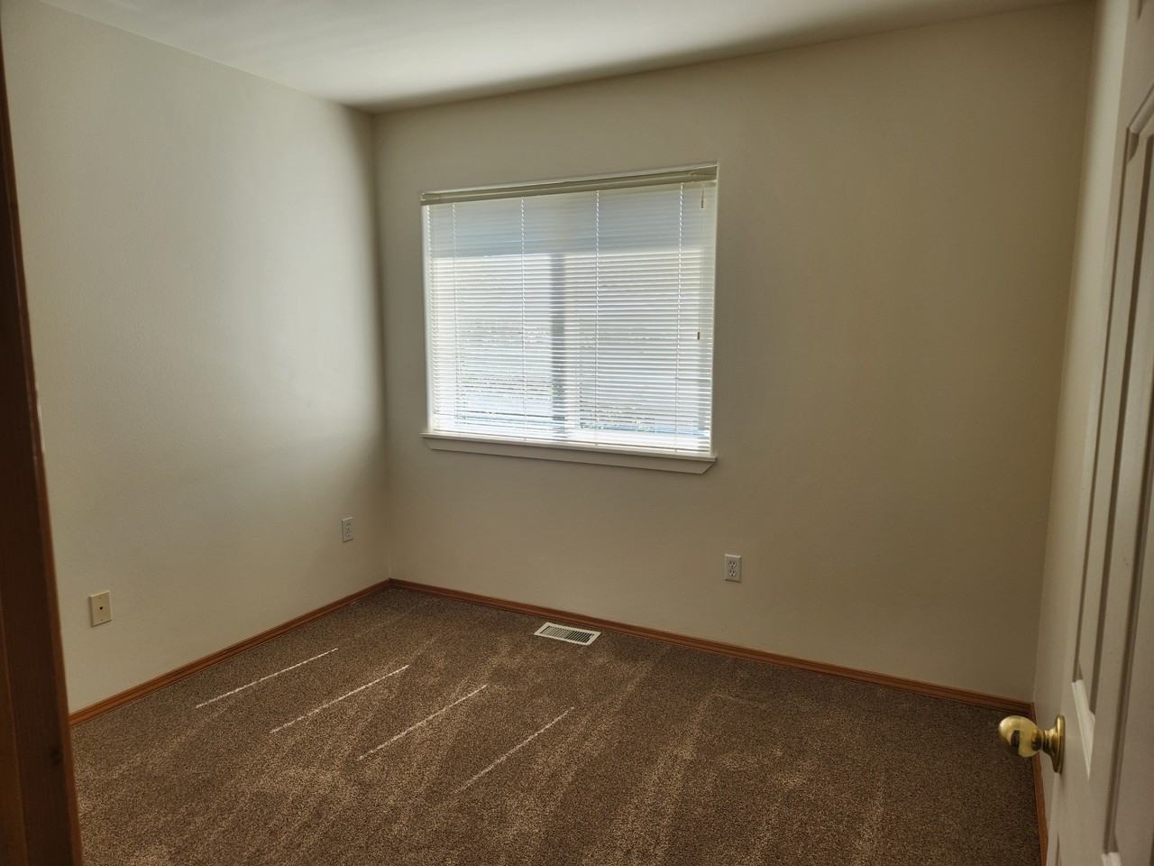 1998 Greatview Dr - Photo 7 of 12