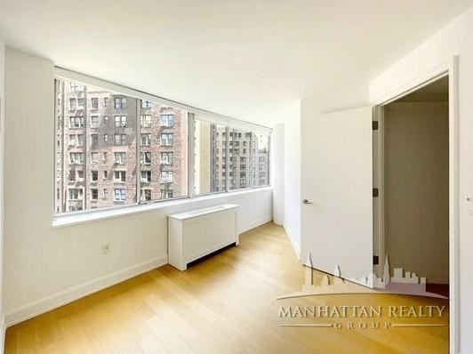 E 54th St #608 - Photo 2 of 20