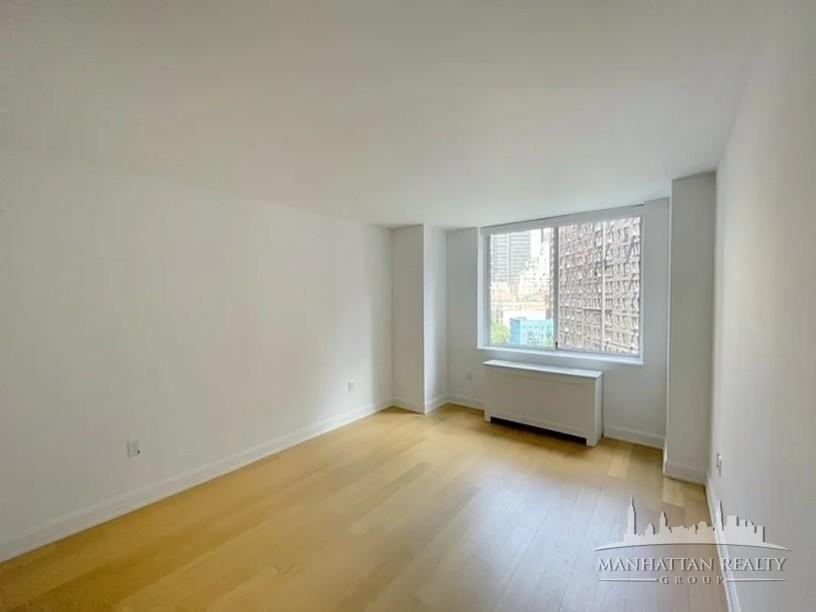 E 54th St #608 - Photo 3 of 20