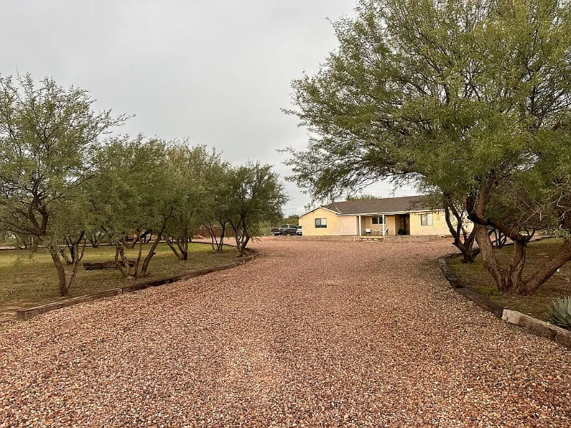 685 N Saddlehorn Dr - Photo 2 of 15