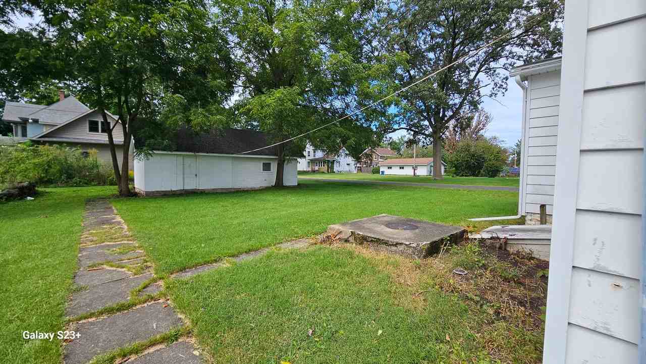 415 N Maple Ave - Photo 4 of 20