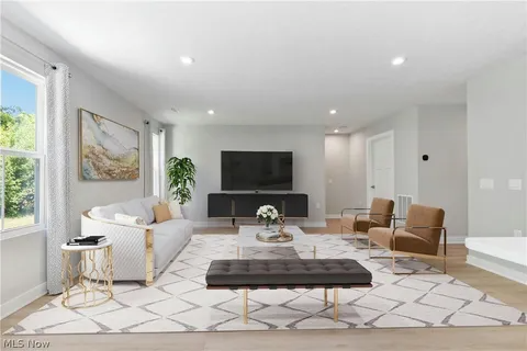 113 W Spring Dr - Photo 3 of 28