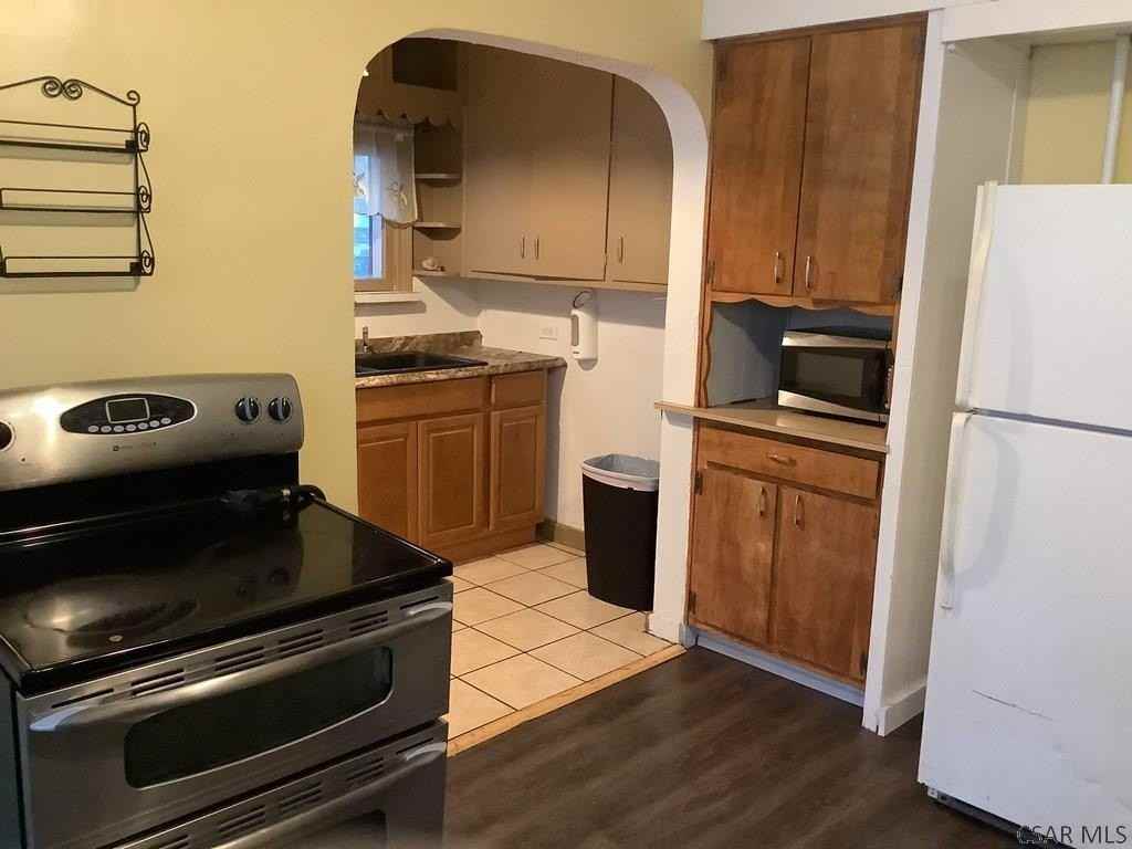 923 Bucknell Ave - Photo 3 of 5