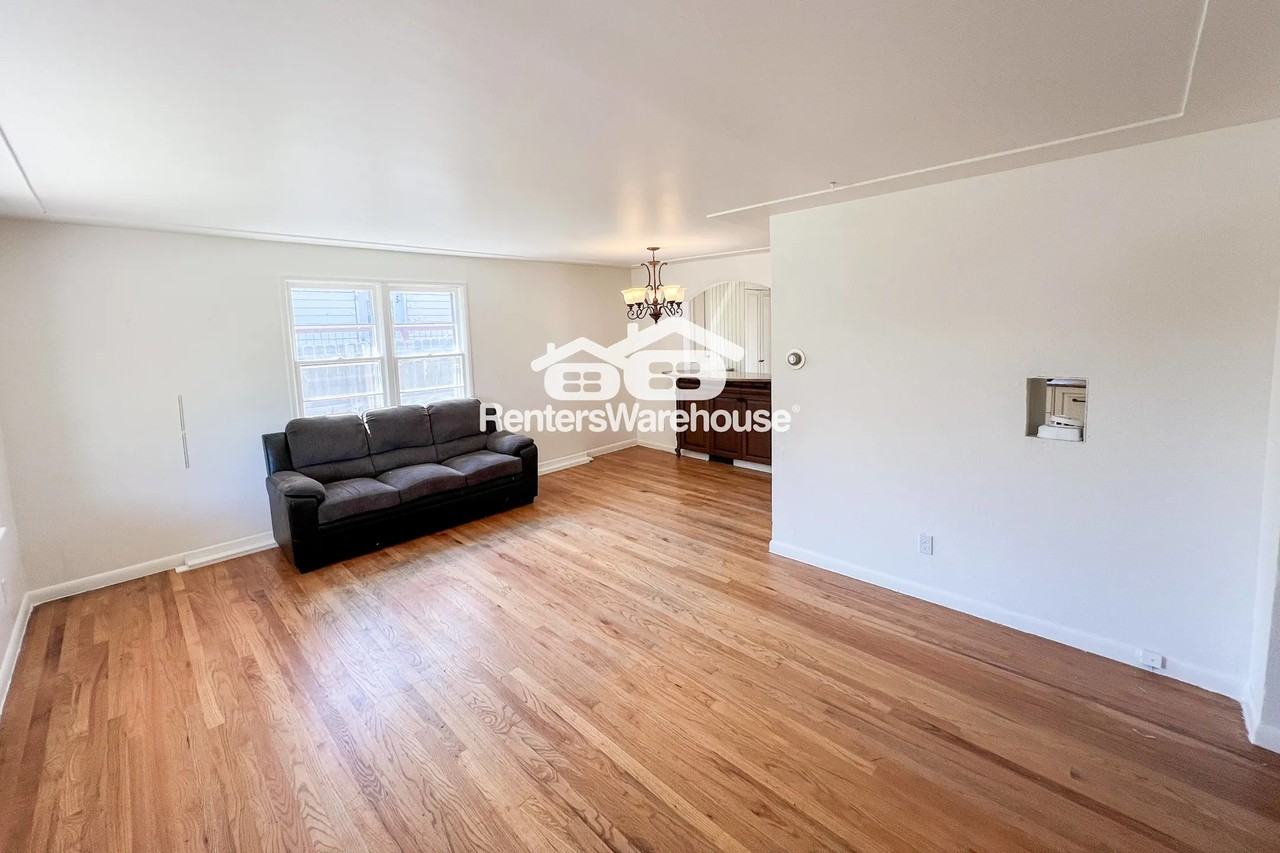 2713 S Hazel Ct - Photo 2 of 20