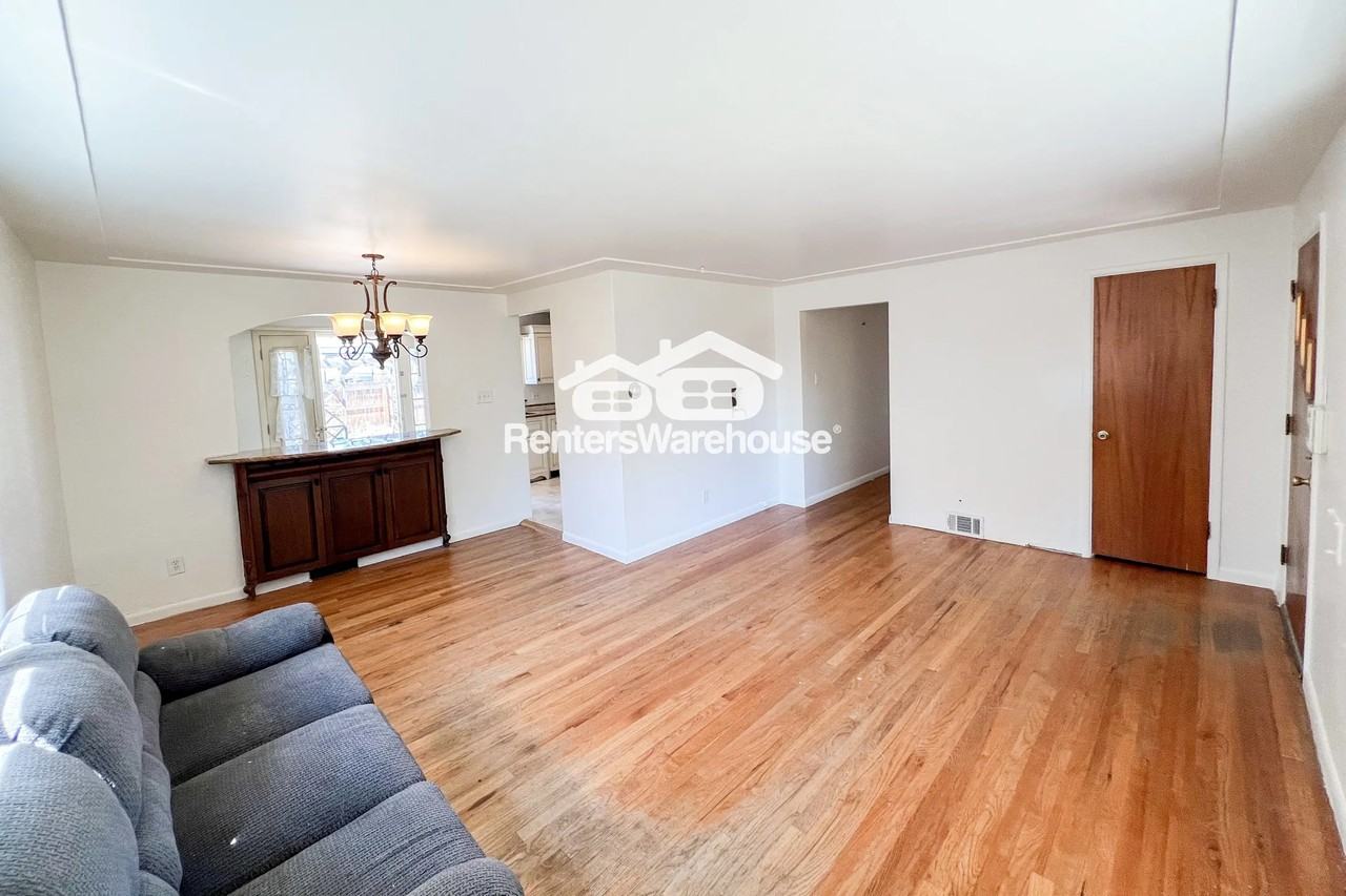 2713 S Hazel Ct - Photo 3 of 20