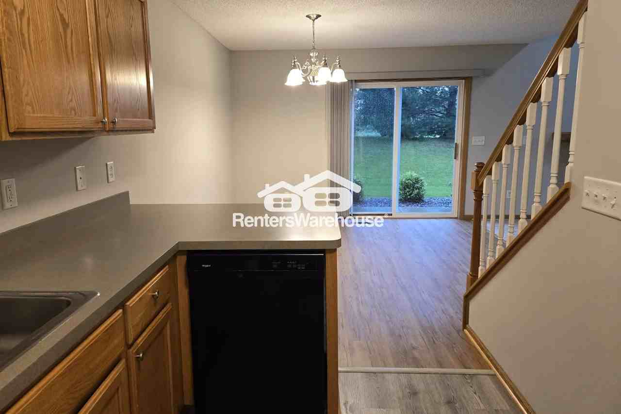 6199 Maclynn Ave Ne - Photo 3 of 10