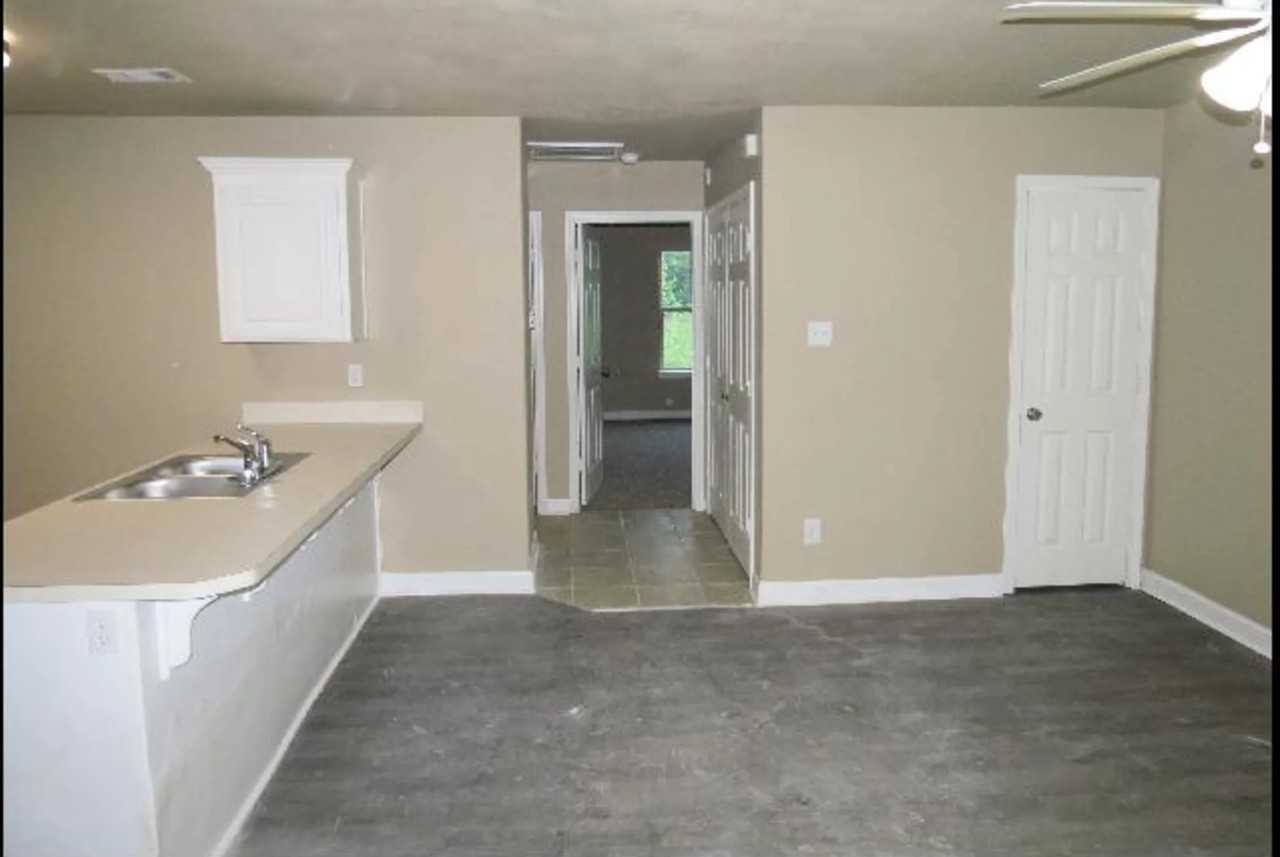 185 Charles Dr - Photo 3 of 10