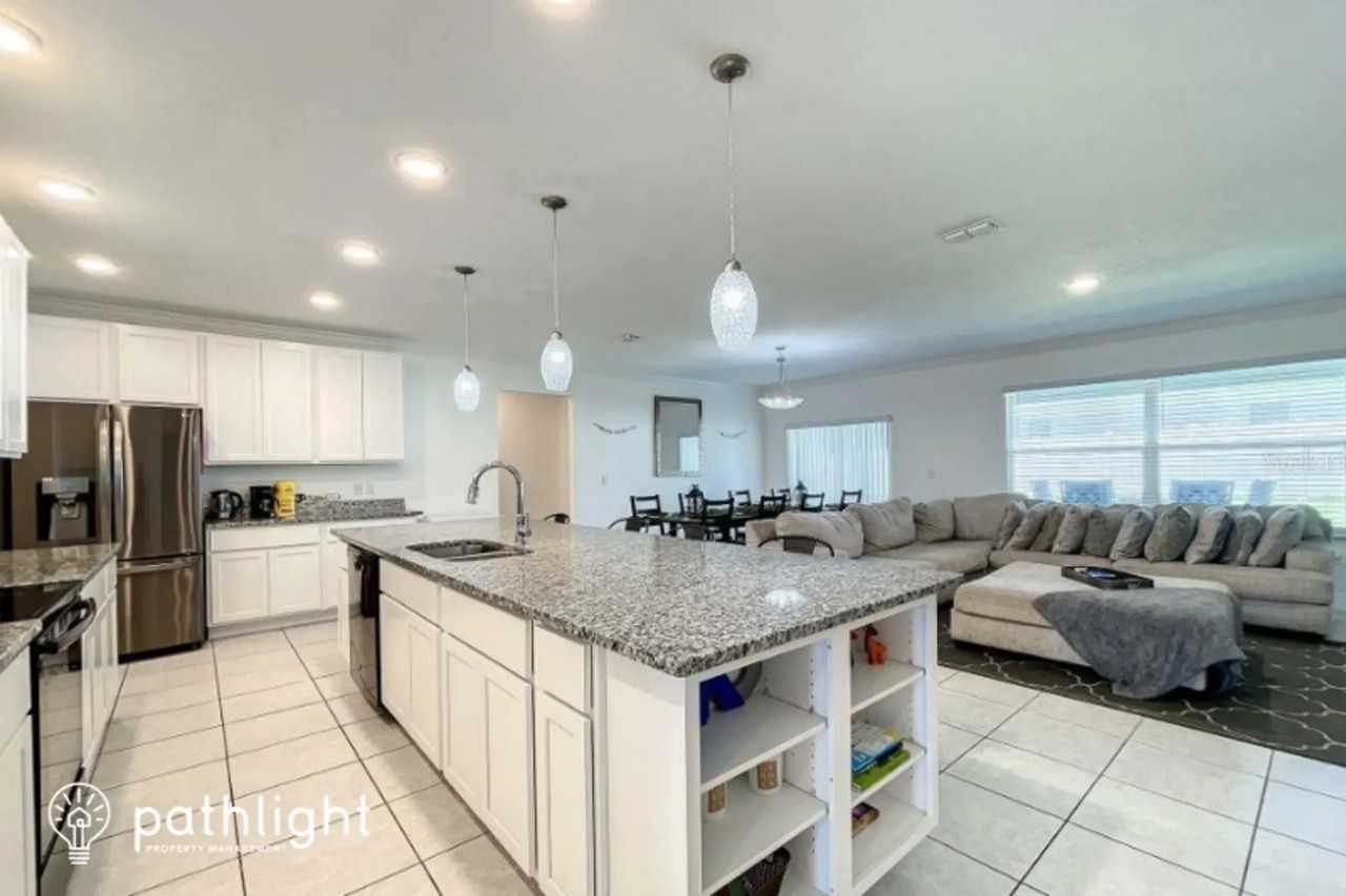 1810 Forest Glen Dr - Photo 2 of 10