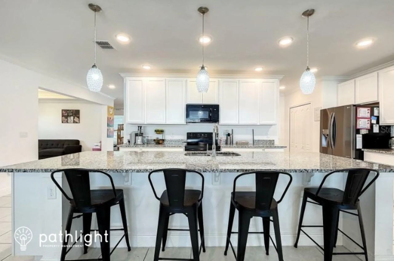 1810 Forest Glen Dr - Photo 3 of 10