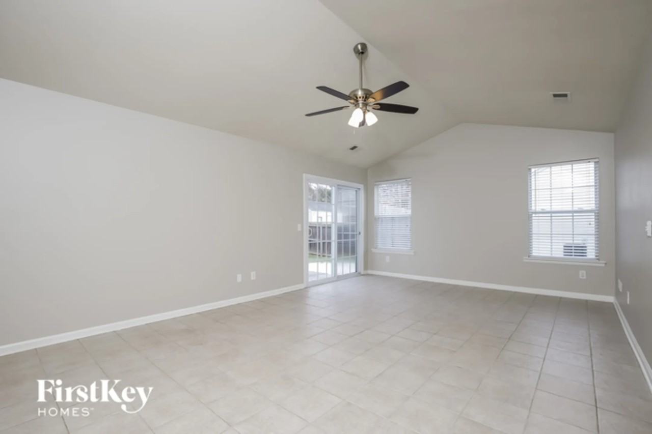 3705 Queenswood Ln - Photo 2 of 14