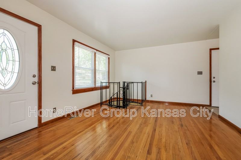 1311 N Viking Dr - Photo 2 of 18