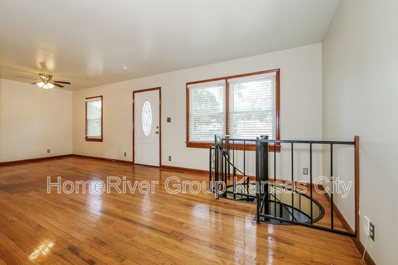 1311 N Viking Dr - Photo 3 of 18