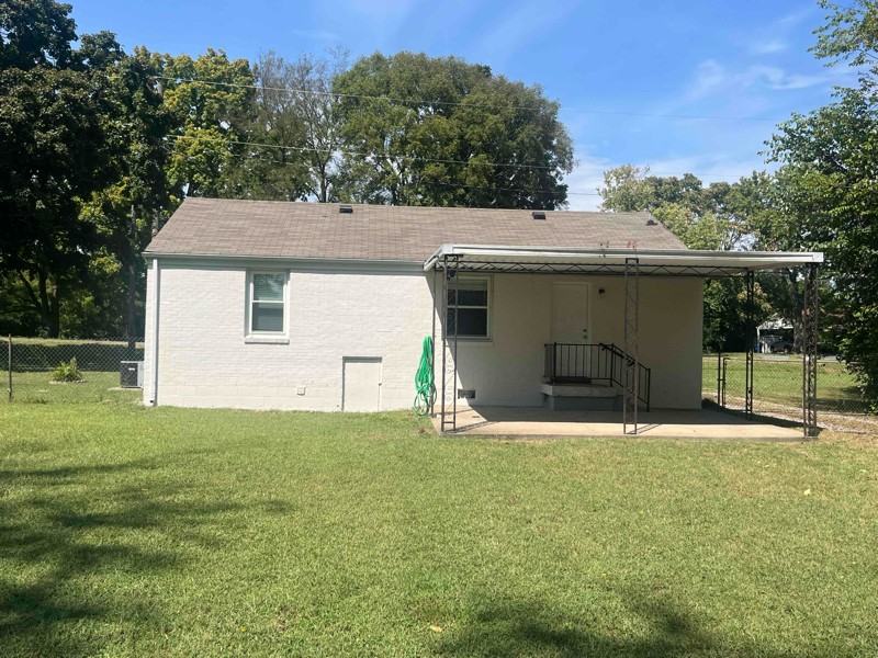 207 Desoto Dr - Photo 2 of 9