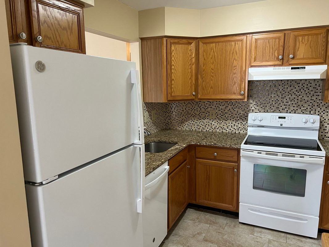 402 Bedford Ct - Photo 2 of 11