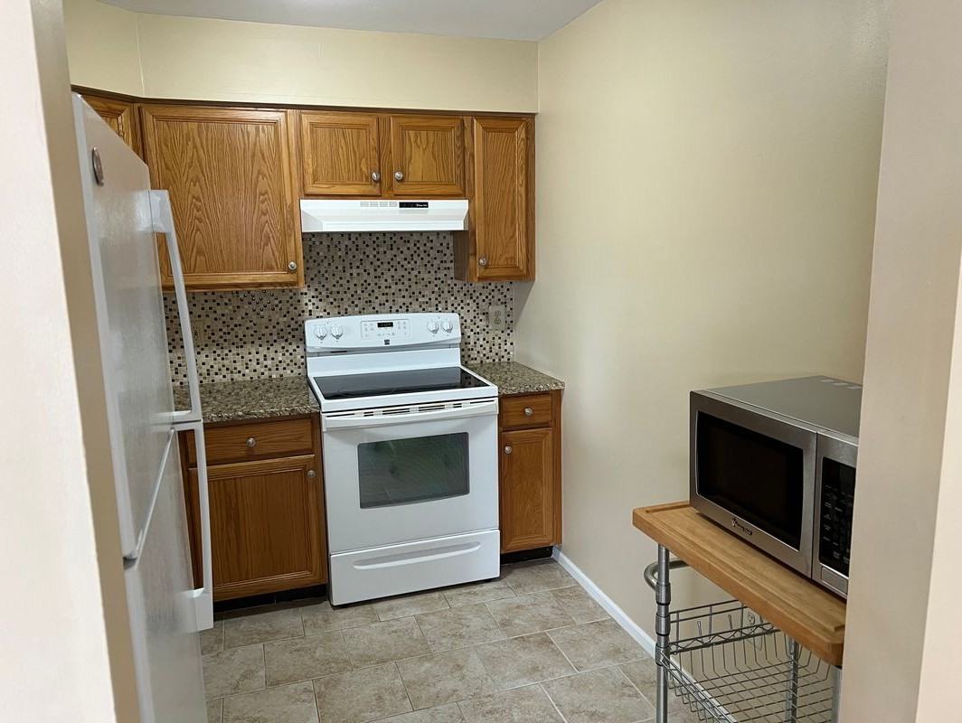 402 Bedford Ct - Photo 3 of 11