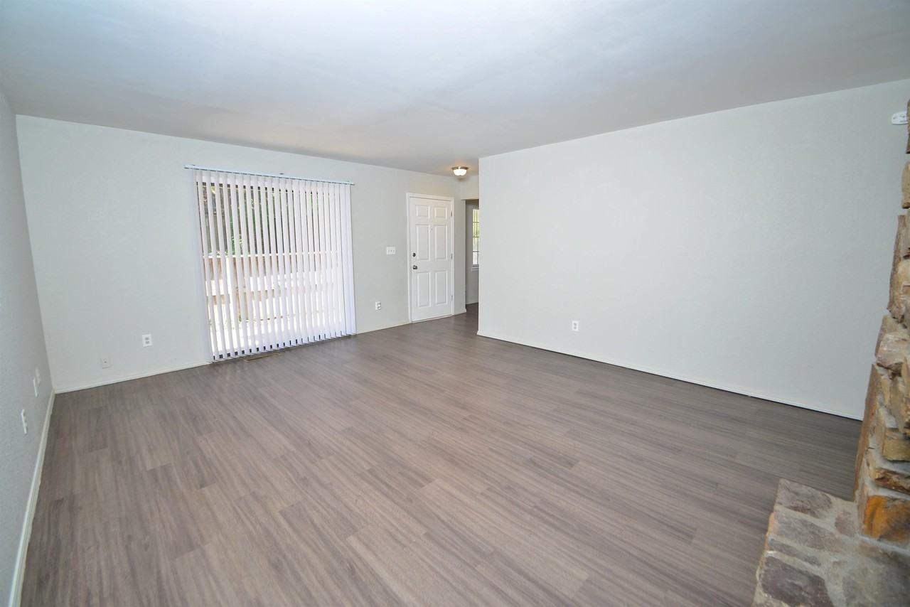 SAM - 6012 - Photo 2 of 15