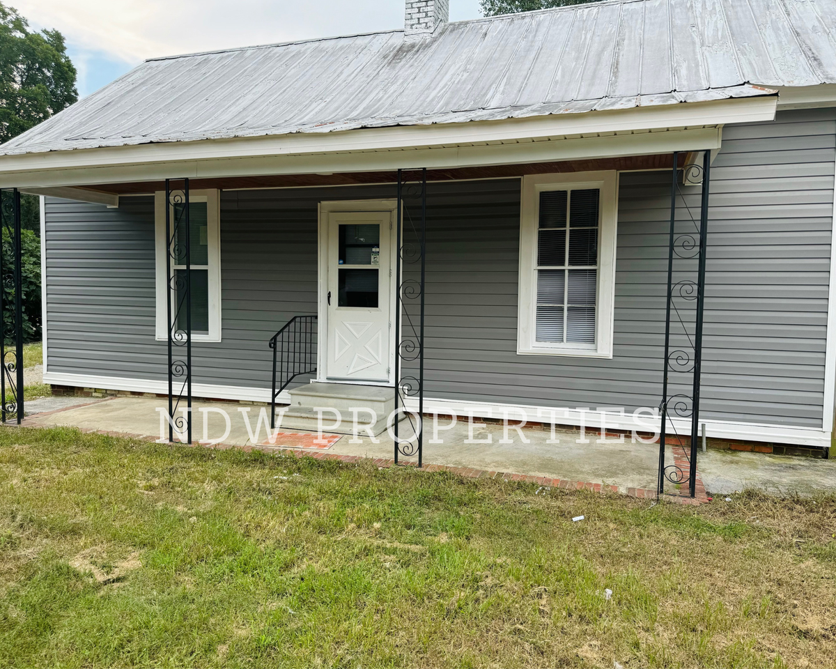 1013 W Oak St #NA - Photo 2 of 9