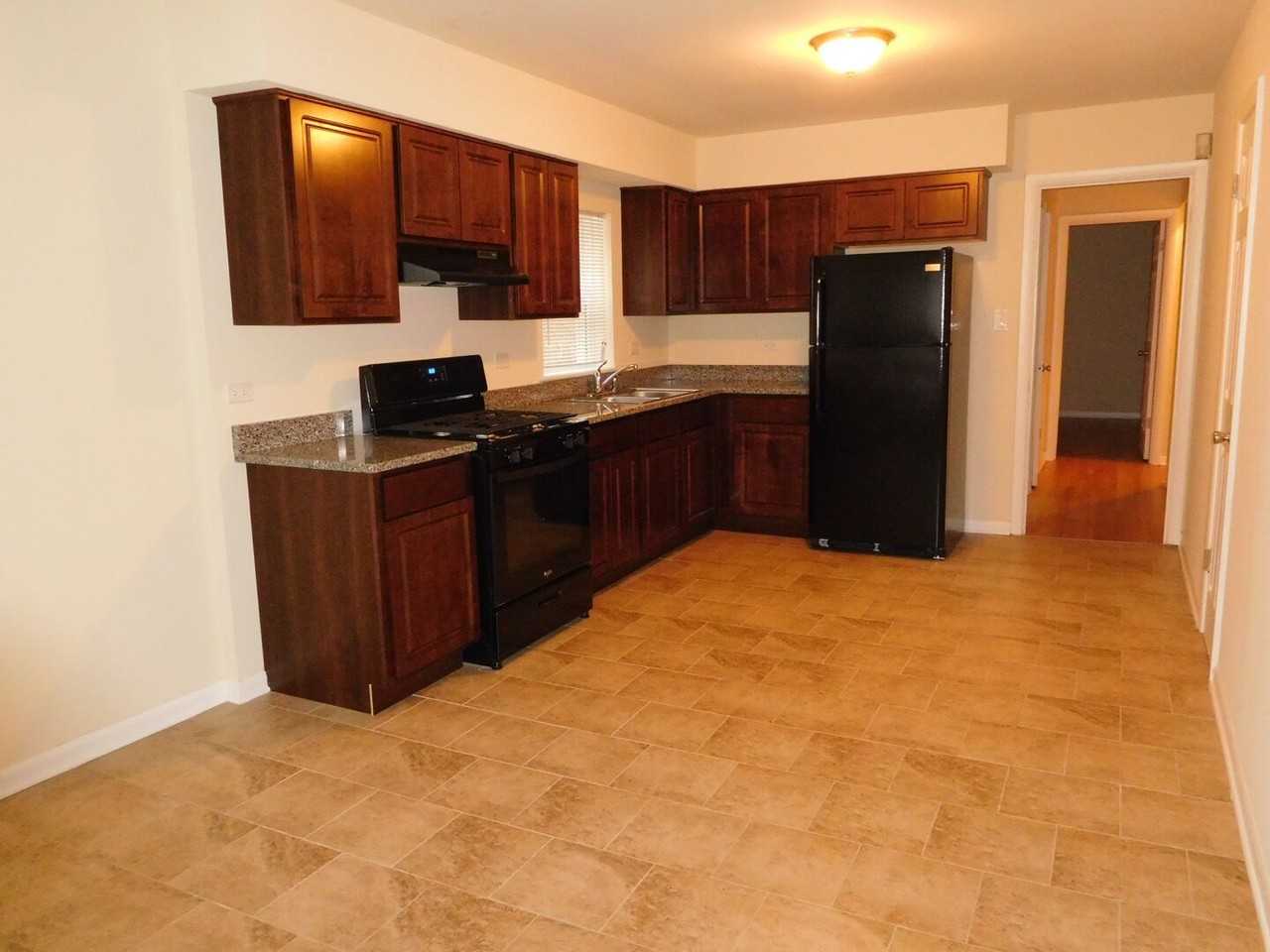 8104 S Oakley Ave - Photo 3 of 15