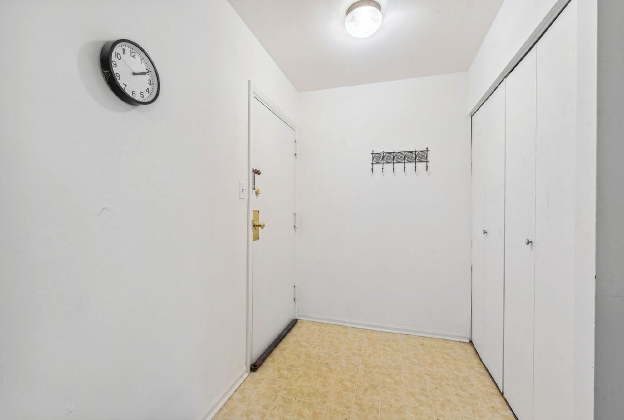 9715 Kings Crown Ct Apt 2 - Photo 5 of 16
