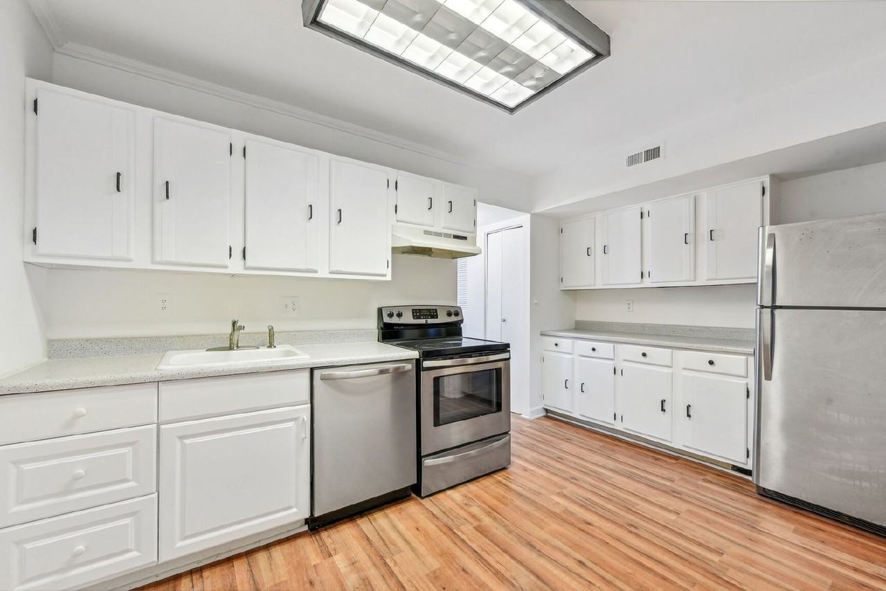9715 Kings Crown Ct Apt 2 - Photo 6 of 16